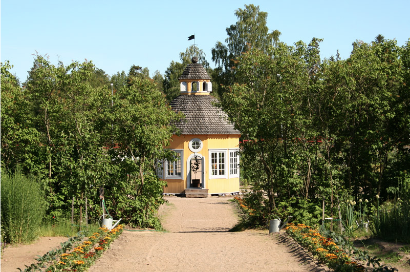 Onnistunut vanhojen piirustusten ja kuvien mukaan uudelleen rakennettu huvimaja Pietarsaaressa Aspegrenin puutarhassa.