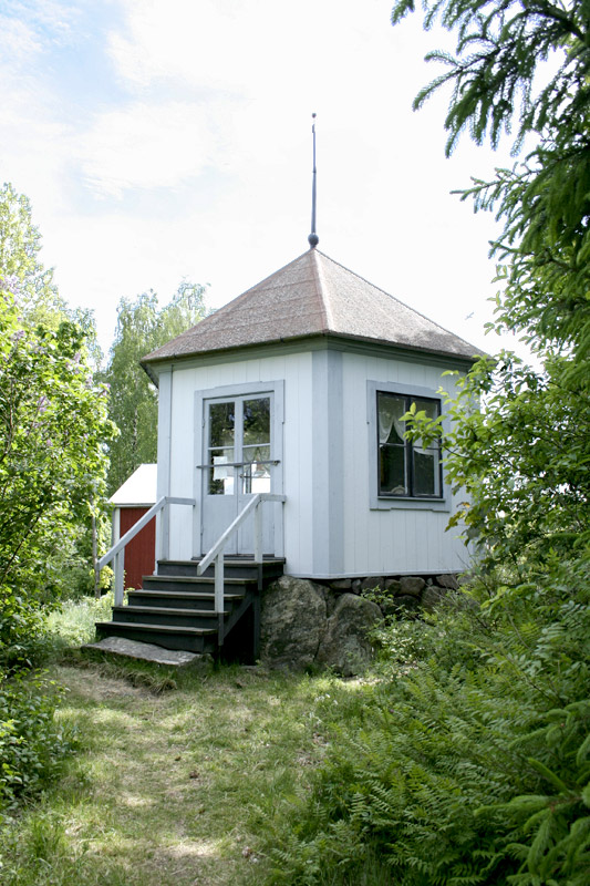 Topeliuksen kotitalon Kuddnäsin huvimaja ulkoa.